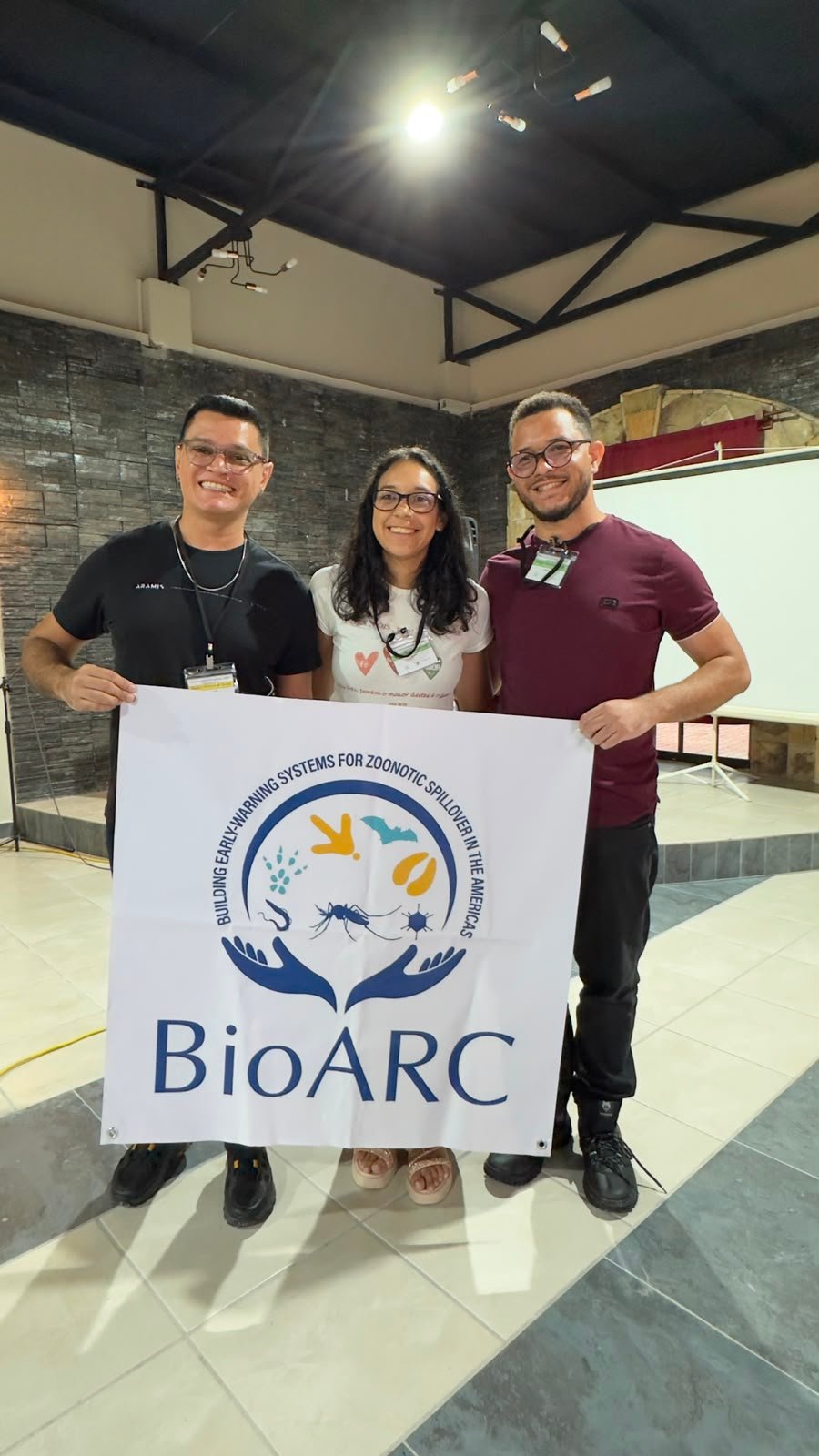 Representantes da UNEMAT com o banner do projeto BioARC