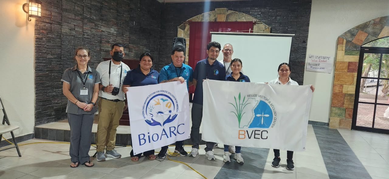 Participantes com os banners do BioARC e do BVEC